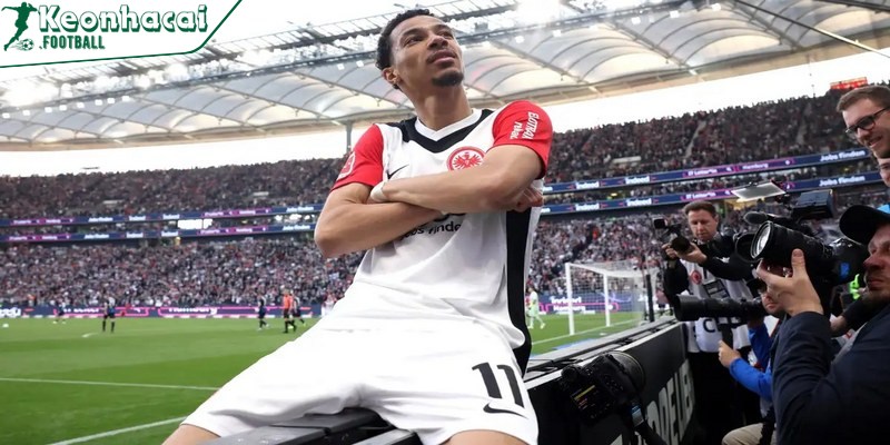Hugo Ekitike lọt tầm ngắm Chelsea sau mùa giải bùng nổ