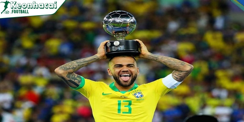 Khả năng Dani Alves tái xuất sân cỏ