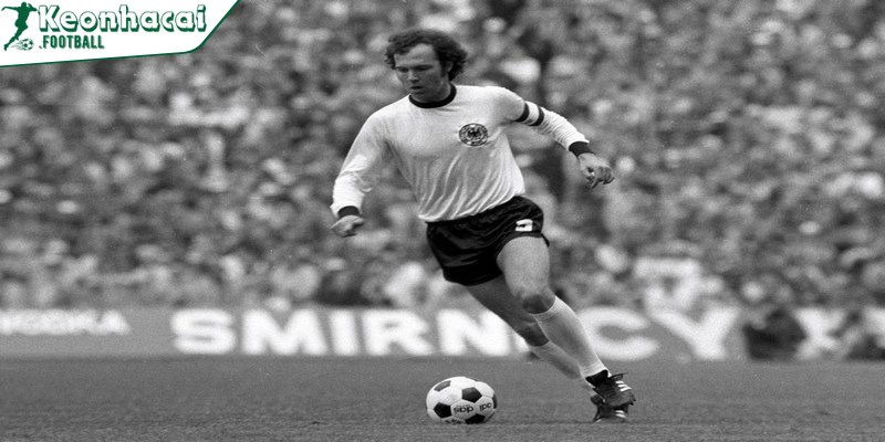 Chân sút Franz Beckenbauer trong cỗ xe tăng Đức