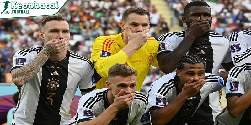 Lý Giải Tại Sao Đội Tuyển Đức Che Miệng Khi Thi Đấu 3 FIFA sẽ phạt nặng nếu các đội trưởng ra sân đeo băng Onelove