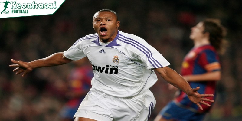 Tiểu sử Julio Baptista: “Quái thú” của bóng đá Brazil 2 Julio Baptista sinh ngày 1/10/1981 tại São Paulo, Brazil