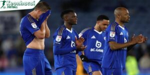 HLV Liam Rosenior đối mặt áp lực lớn khi người hâm mộ Chelsea quay lưng