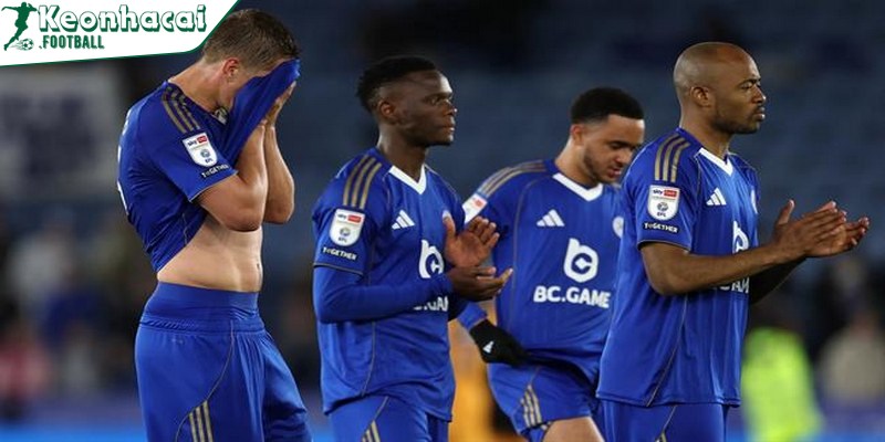 HLV Liam Rosenior đối mặt áp lực lớn khi người hâm mộ Chelsea quay lưng