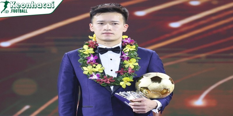 Nguyễn Hoàng Đức – Tiền vệ tài năng hàng đầu của bóng đá Việt Nam 2 Hoàng Đức sớm bộc lộ tài năng bóng đá từ thời còn học tại các câu lạc bộ