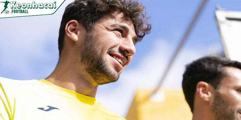 Tiểu sử tiền vệ trung tâm Santi Comesaña – Mảnh ghép quan trọng của Villarreal 4 Đảm nhận vai trò cân bằng tuyến giữa, hỗ trợ cả phòng ngự lẫn triển khai bóng