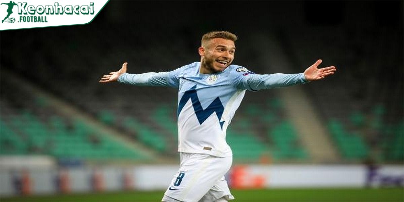 Tiểu sử tiền vệ Sandi Lovric: Hành trình vươn lên của ngôi sao Slovenia 2 Sandi Lovric sinh ngày 28 tháng 3 năm 1998 tại Áo